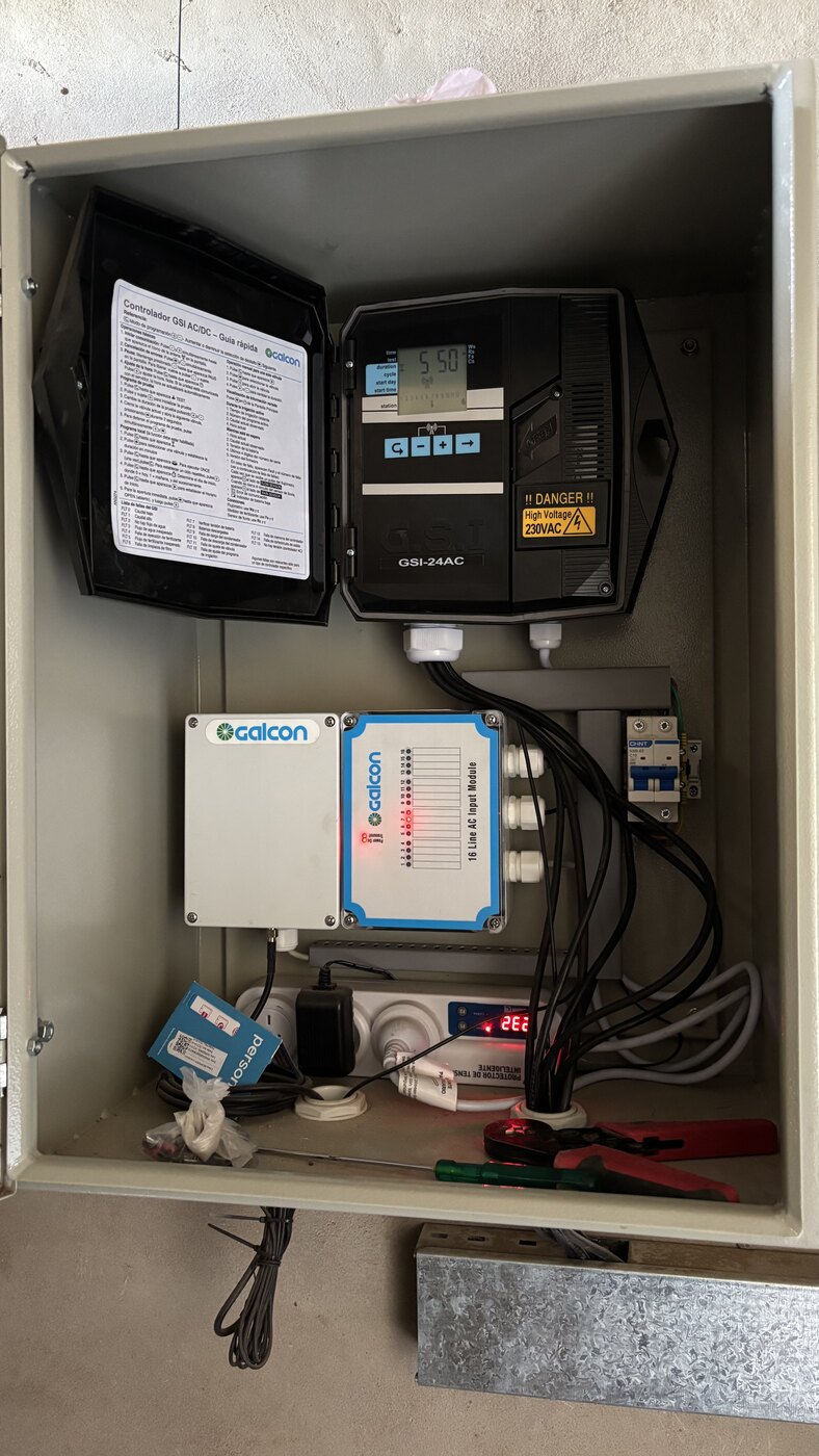 Controlador de riego instalado en un gabinete