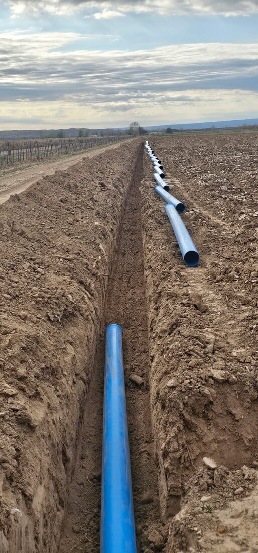Línea de PVC tendida a lo largo de la zanja
