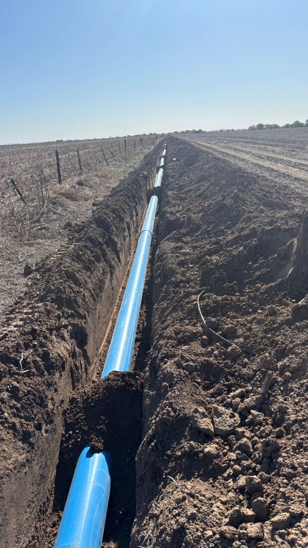 Caño de PVC de gran diámetro dentro de la zanja