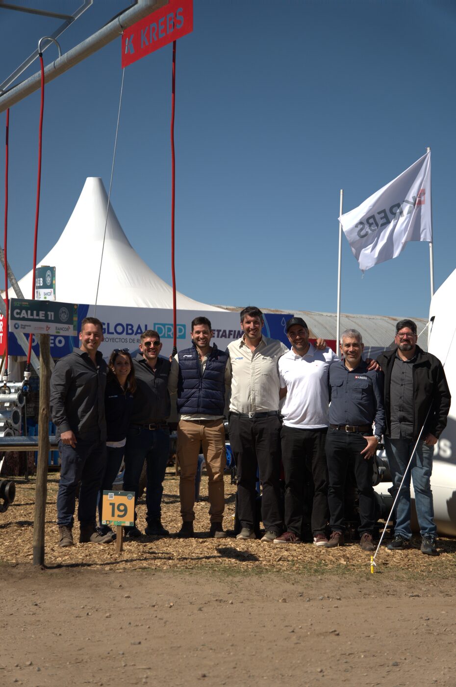 Equipo de Global Drip en su stand de exposición